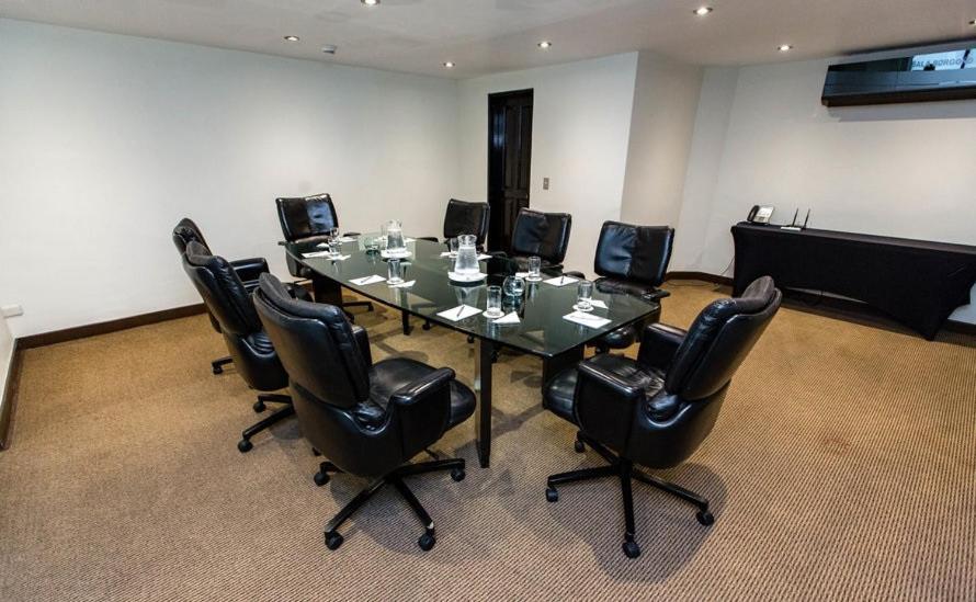 J&A Classic Hotel ليما المظهر الخارجي الصورة A boardroom at a hotel