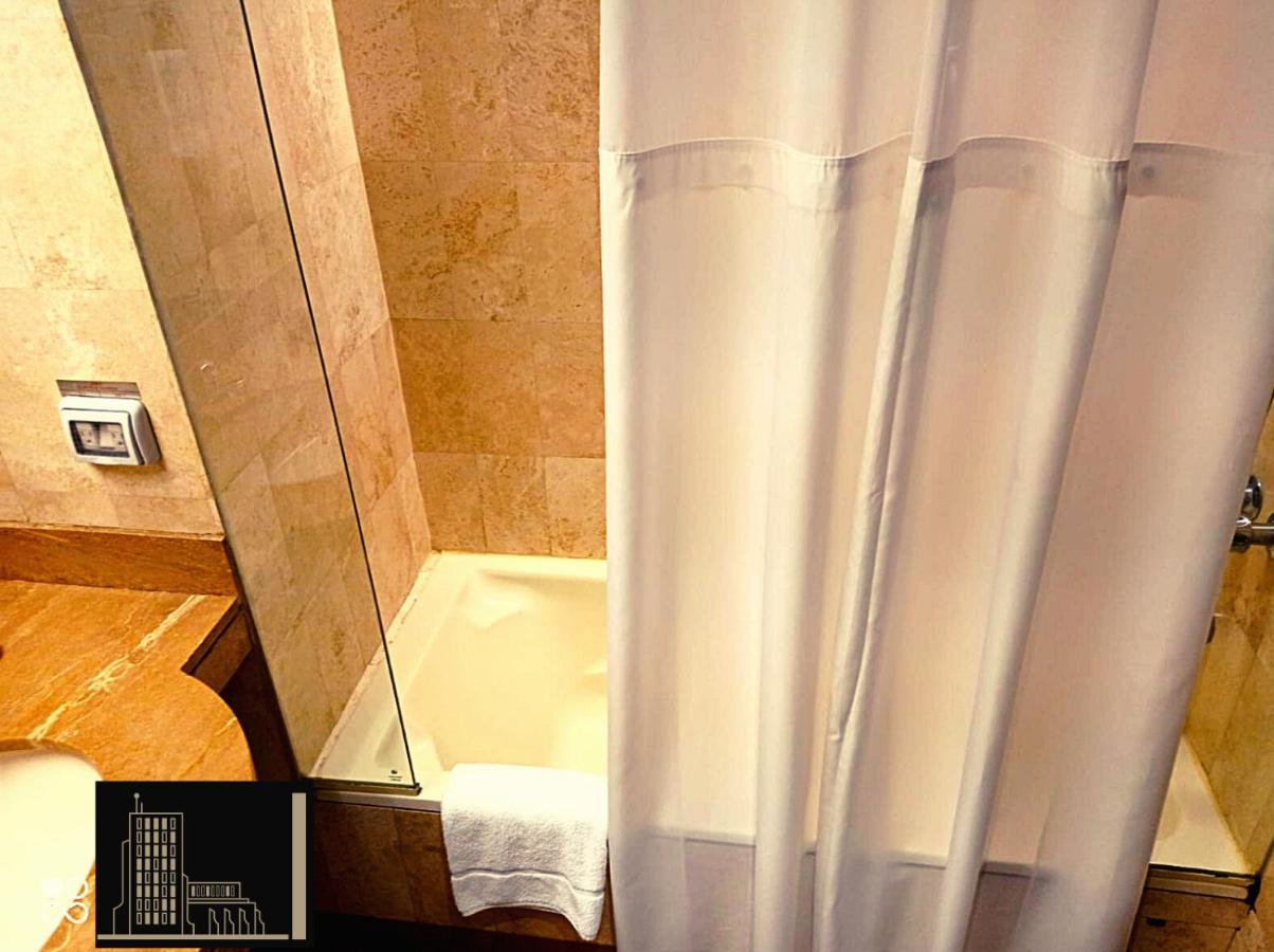 J&A Classic Hotel ليما المظهر الخارجي الصورة Shower curtain