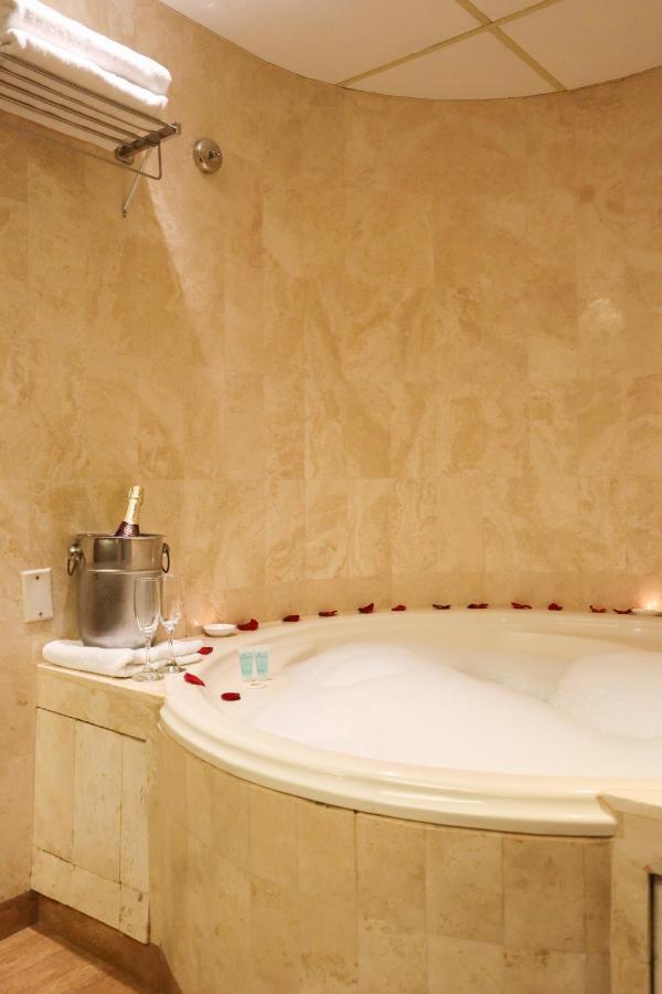 J&A Classic Hotel ليما المظهر الخارجي الصورة A bubble bath