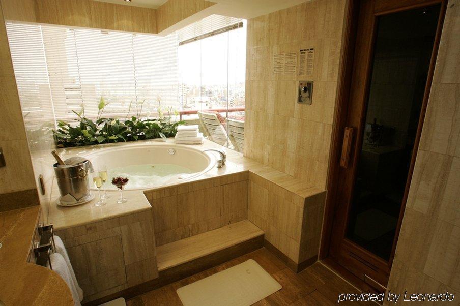 J&A Classic Hotel ليما المرافق الصورة A bathroom in a hotel