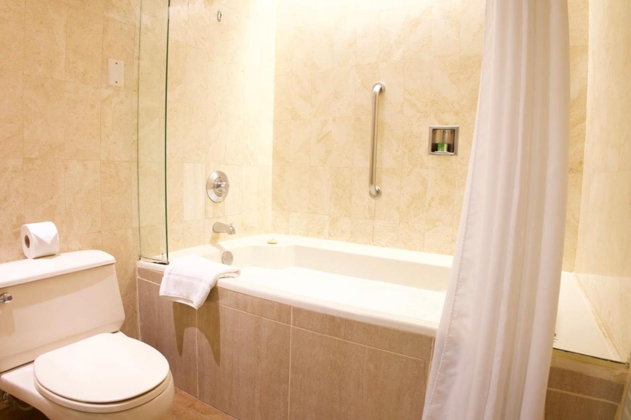 J&A Classic Hotel ليما المظهر الخارجي الصورة A bathtub with shower curtain