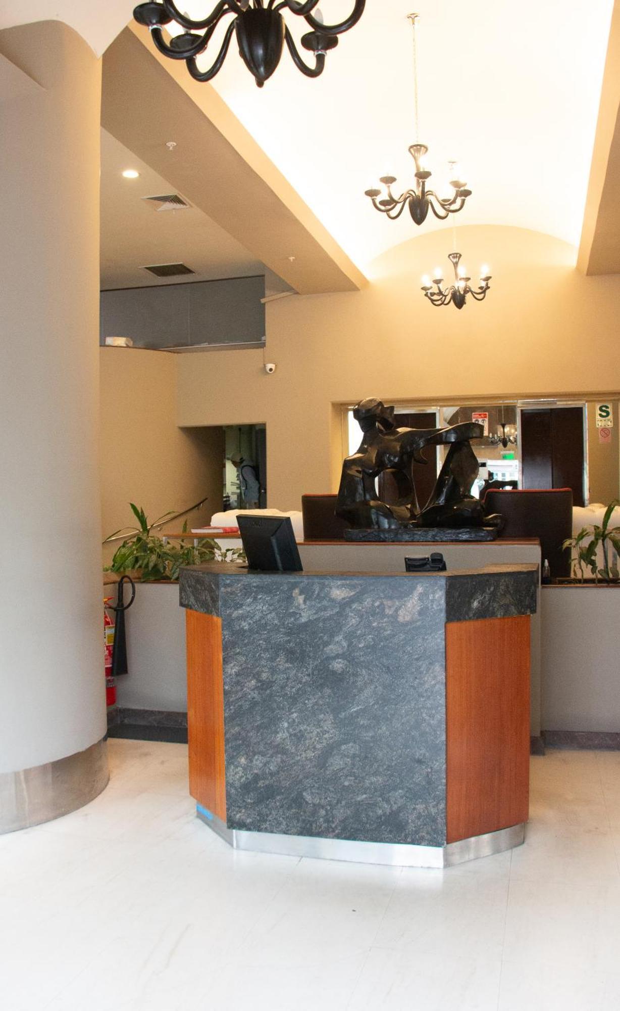 J&A Classic Hotel ليما المظهر الخارجي الصورة The airport's reception area