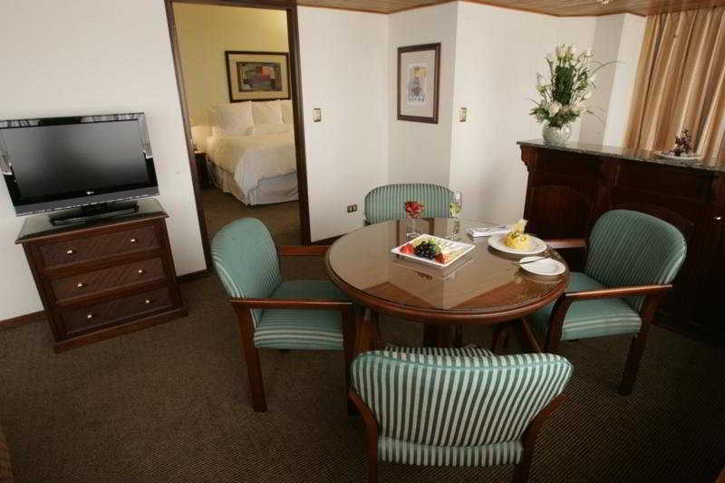 J&A Classic Hotel ليما الغرفة الصورة A suite at the hotel